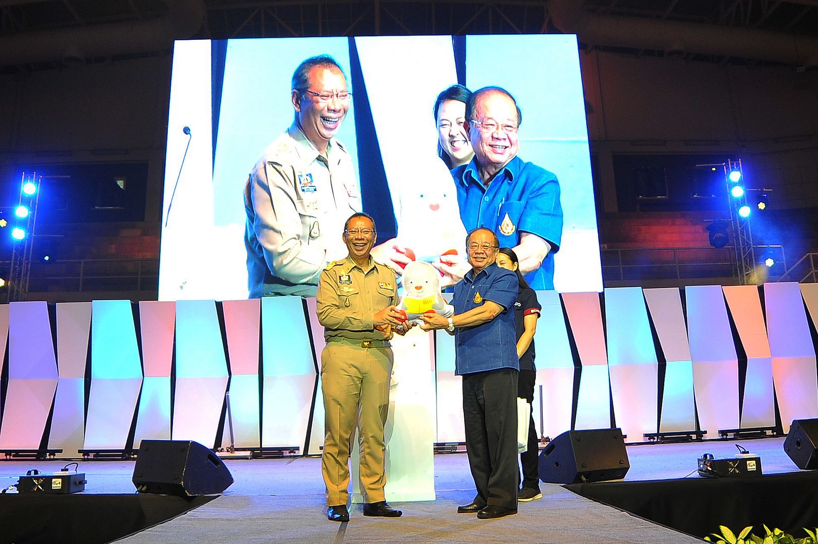 MFU News : MFU_freshers_meet_Mr_Narongsak__1_.jpg