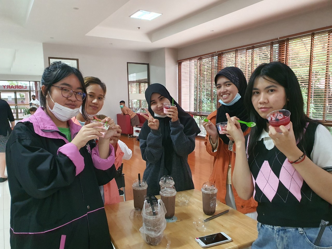 MFU News : LINE_ALBUM_ก้องสมุด_แจกของว่าง_๒๒๐๕๑๔_3.jpg