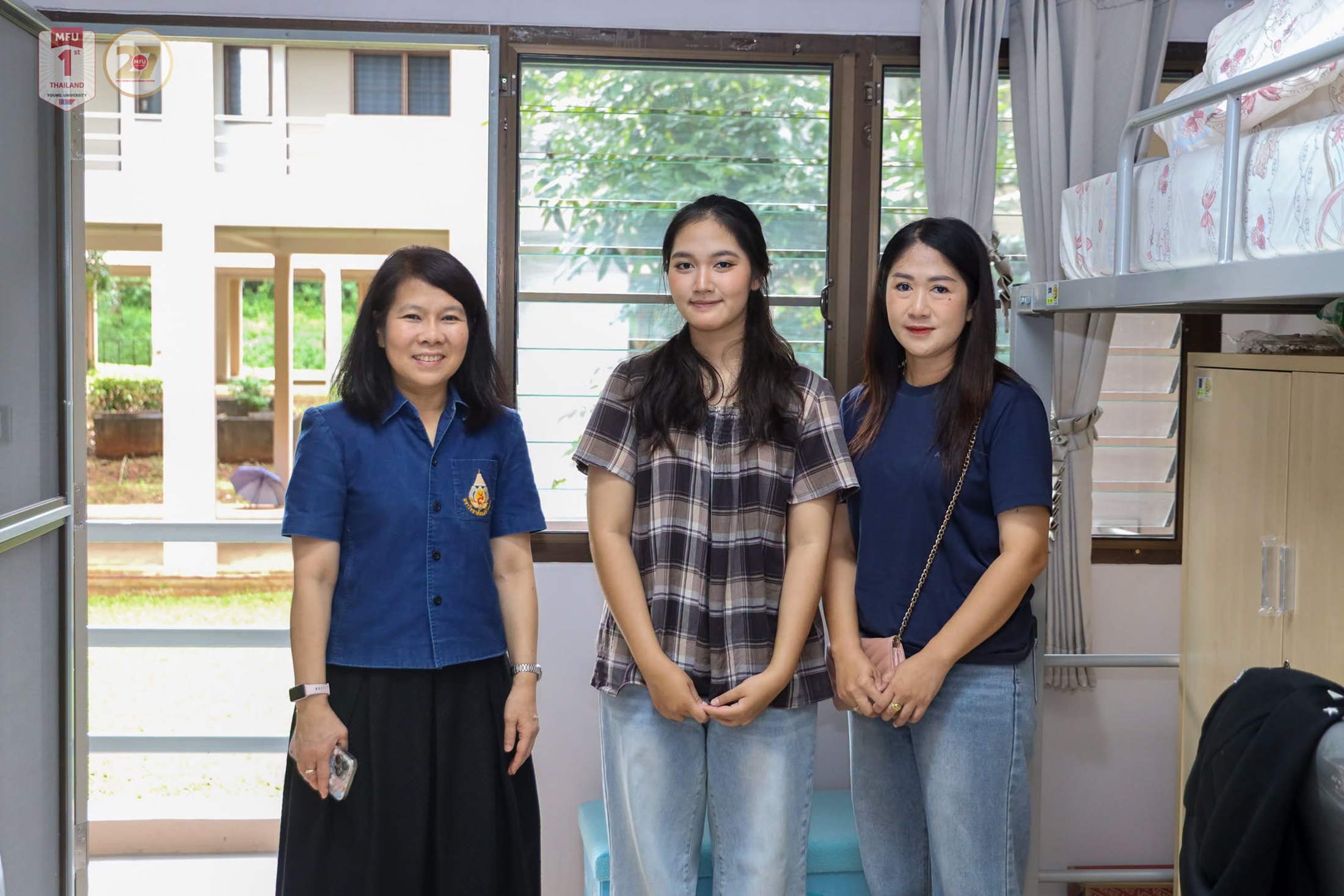 MFU News : President_Welcome_New_Students_to_Dorm__2_.jpg