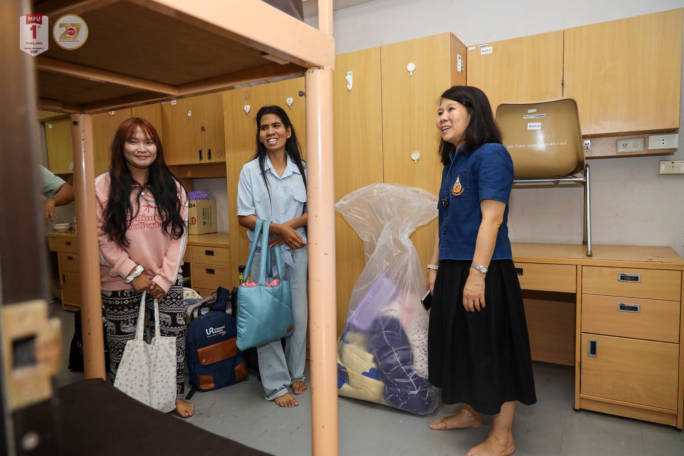 MFU News : President_Welcome_New_Students_to_Dorm__3_.jpg