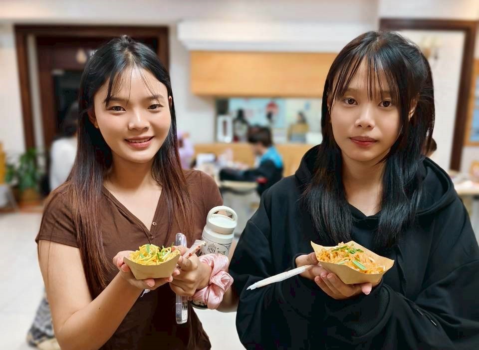 ห้องสมุด มฟล. จัดกิจกรรม “อิ่มนาน...อ่านยาว: Special Night” แจกของว่าง ผัดไทย-หมี่ซั่ว เป็นกำลังใจให้แก่นักศึกษา ในช่วงอ่านหนังสือเพื่อเตรียมตัวสอบ