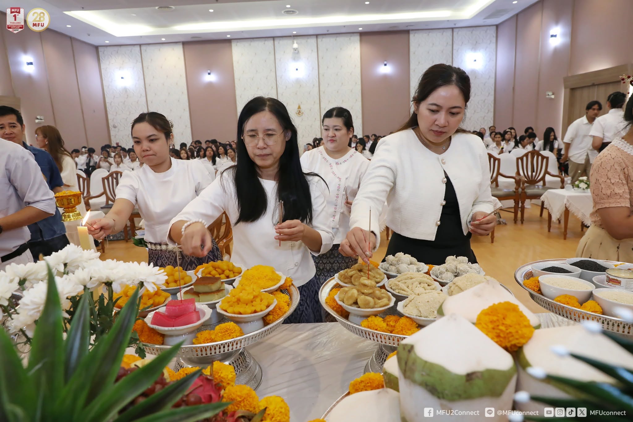 MFU News : Medicine_Teacher_Homage_Ceremonies__8_.jpg