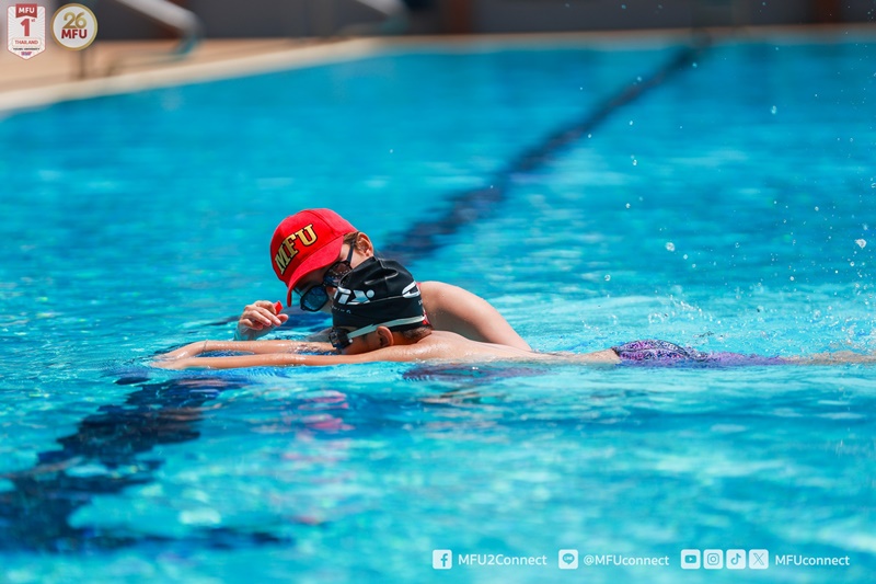 มฟล. จัดโครงการเฉลิมพระเกียรติ 72 พรรษา สอนว่ายน้ำแก่นักเรียนด้อยโอกาส